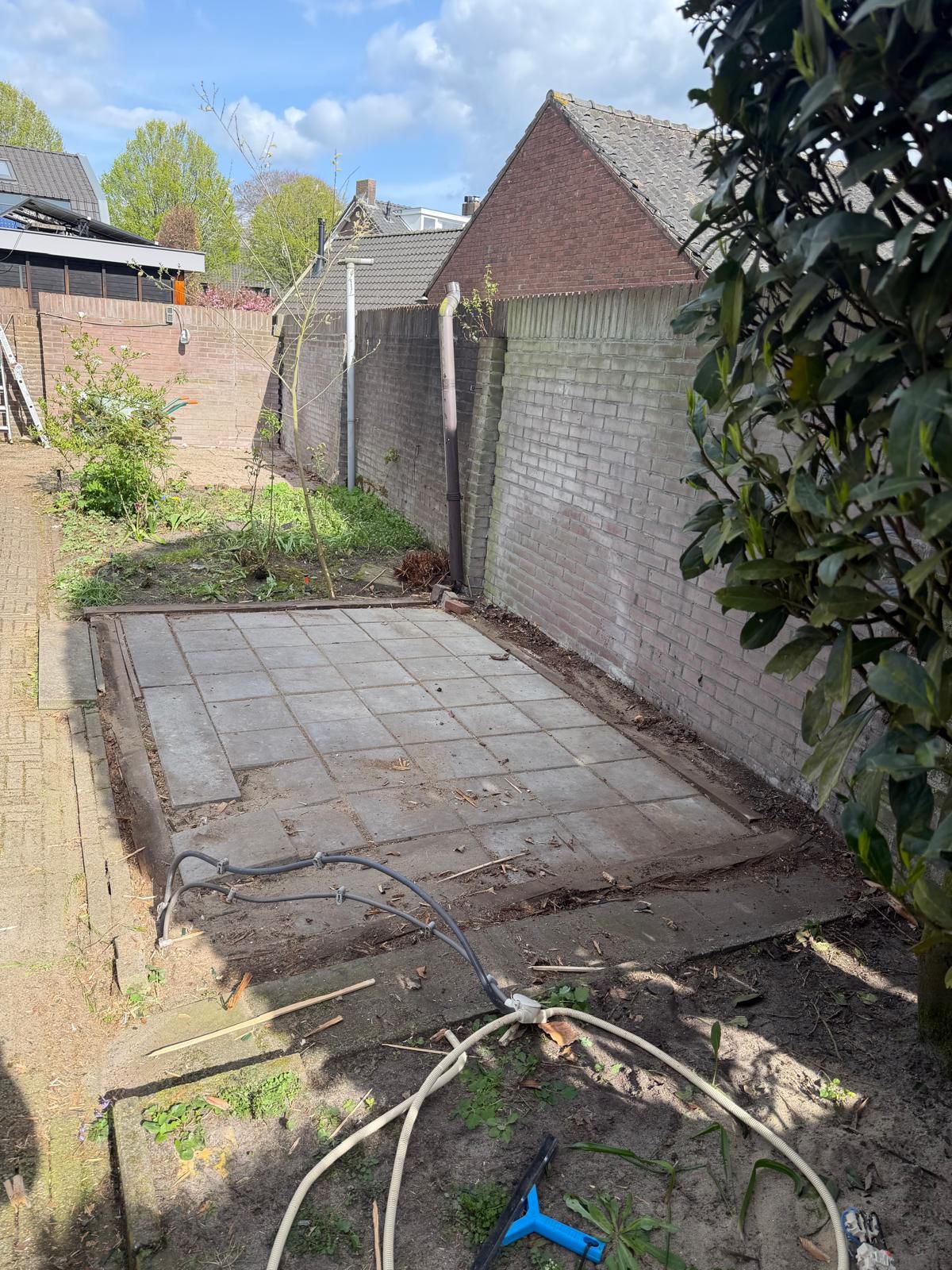 Tegelvloer en bijgebouw weg